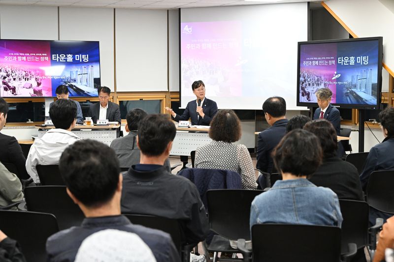 [안산=뉴시스] 이민근 경기 안산시장이 16일 단원청소년수련관에서 '주민과 함께 만드는 정책, 4권역 타운홀미팅'에서 시 주요사업에 대해 설명하고 있다. (사진=안산시 제공) 2026.10.21. photo@newsis.com *재판매 및 DB 금지