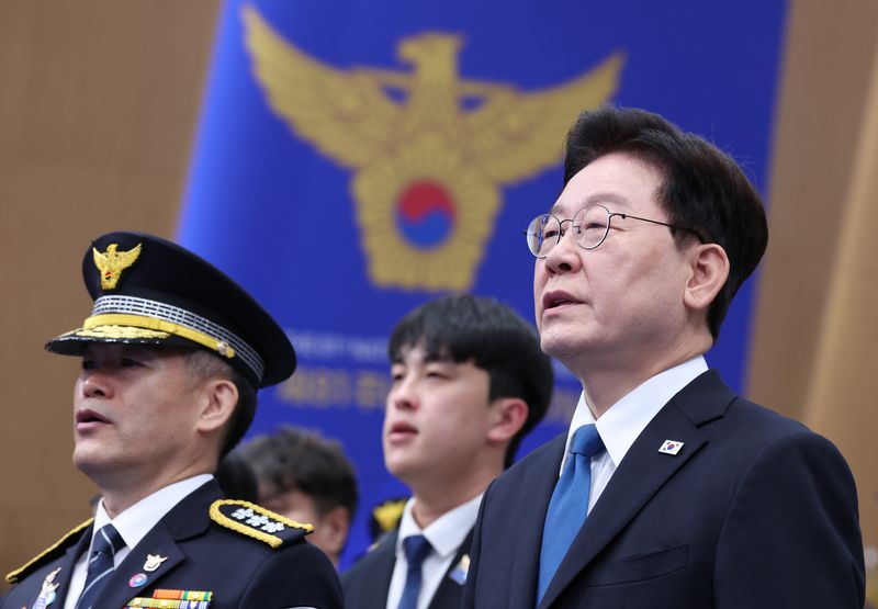 이재명 대통령이 21일 서울 서대문구 경찰청에서 열린 81주년 경찰의 날 기념식에서 애국가를 제창하고 있다. 왼쪽은 김종철 경찰청장 직무대행. 연합뉴스