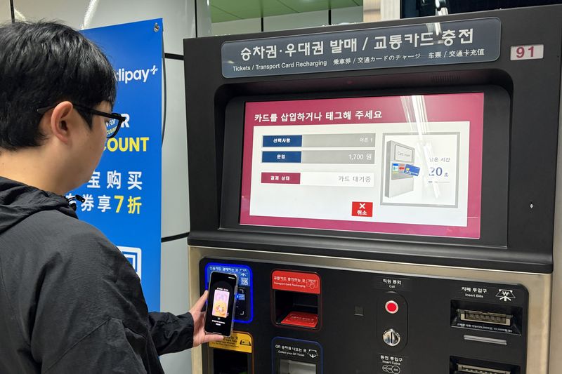21일부터 부산도시철도 역사 내 승차권 자동발매기에서 신용카드로 1회용 승차권을 구매할 수 있다. 사진은 모바일 간편결제 서비스에 등록한 신용카드로 부산도시철도 1회용 승차권을 구매하는 모습. 부산교통공사 제공