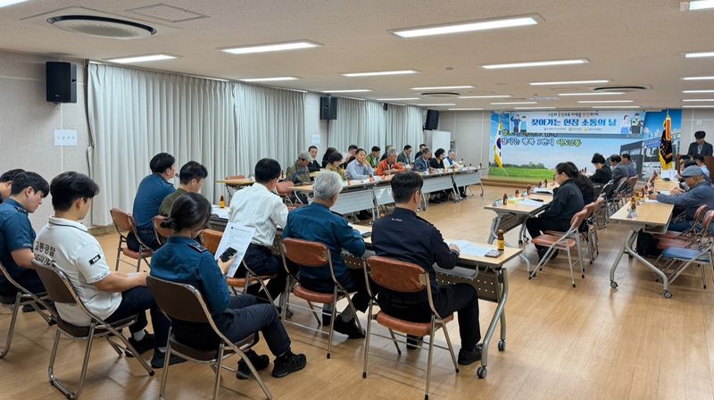 20일 제주시 이도2동주민센터에서 열린 제주도 자치경찰위원회의 '찾아가는 현장소통의 날'. 주민자치회와 경찰 관계자들은 통학로 보행환경 개선과 골목길 순찰 강화, 방범시설 확충 등 생활안전 현안을 논의했다. 사진=제주특별자치도