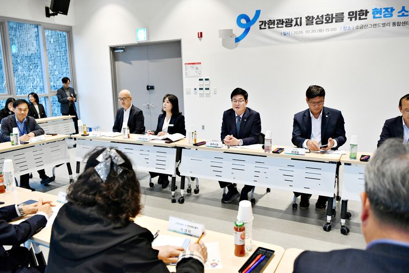 구자열 원주시장이 지난 20일 소금산 그랜드밸리의 주요 시설을 차례로 점검한 뒤 간현관광지 상가번영회와 간담회를 가졌다. 원주시 제공