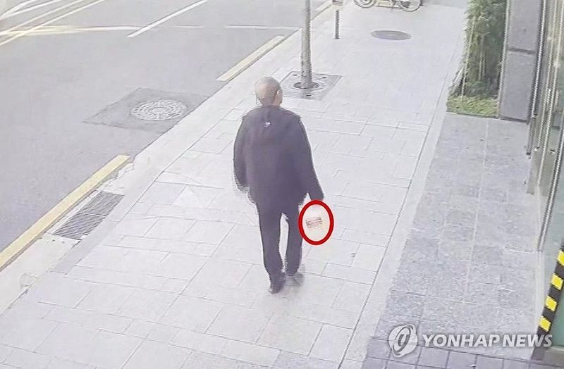인화 물질 추정 물건 들고 이동하는 방화 용의자 (출처=연합뉴스)