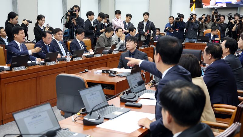 국회 운영위원회 여야 의원들이 21일 오전 서울 여의도 국회 운영위원회 전체회의에서 언쟁을 벌이고 있다. 뉴스1