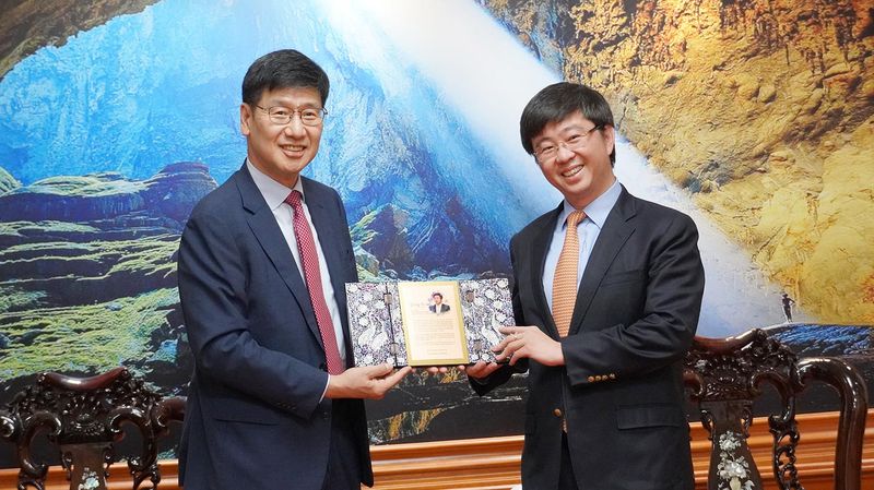 나기홍 삼성 베트남 전략협력실장(왼쪽)이 지난 20일 꽝찌성에서 부이 호앙 프엉 꽝찌성 인민위원회 위원장에게 기념품을 전달하고 있다. 꽝찌성 정부 제공