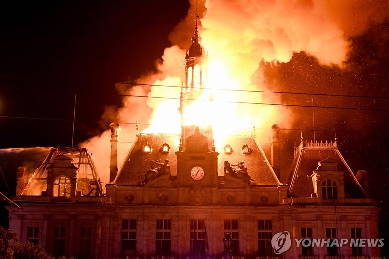 지난 17일(현지시간) 프랑스 중부 리모주 시청이 시위대의 방화로 불타고 있다. 연합뉴스