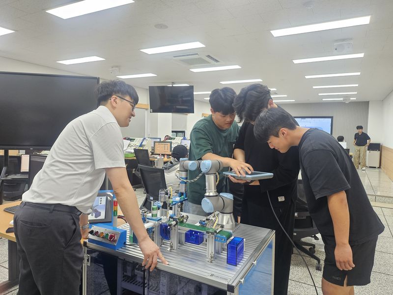 지난 8월 3~7일 진행된 충남 아산 순천향대학교 충남형 계약학과 학생들의 자동화 소프트웨어 활용 스마트 공장 설계 및 유지관리 실습 모습. 충남도 제공
