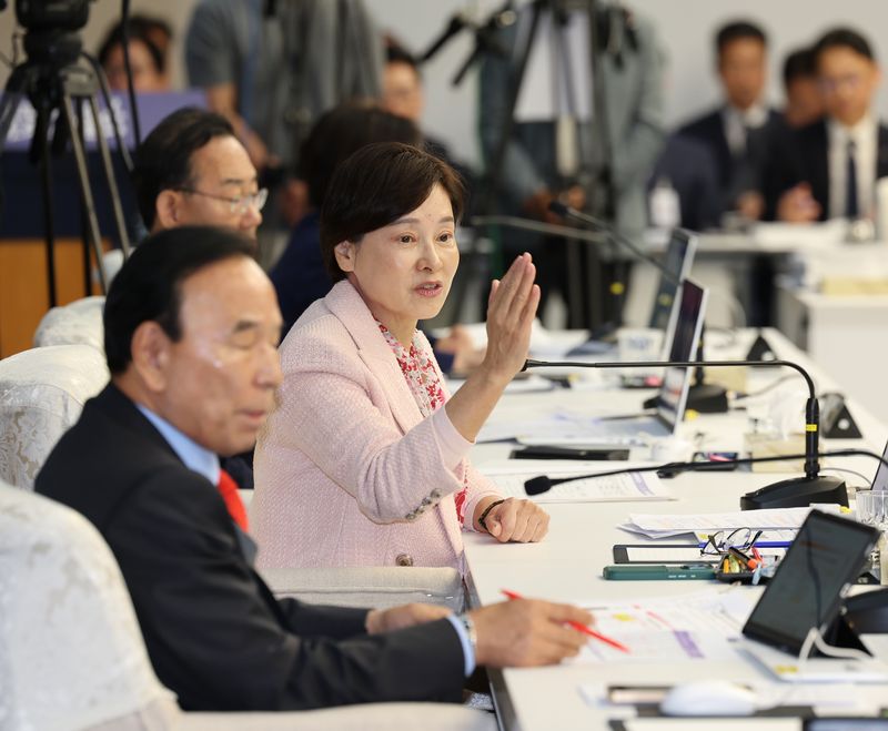 국민의힘 서명옥 의원이 21일 울산시청에서 열린 국회 행정안전위원회의 울산시 국정감사 도중 김상욱 시장의 답변 태도에 대해 위원장에게 항의하고 있다. 연합뉴스