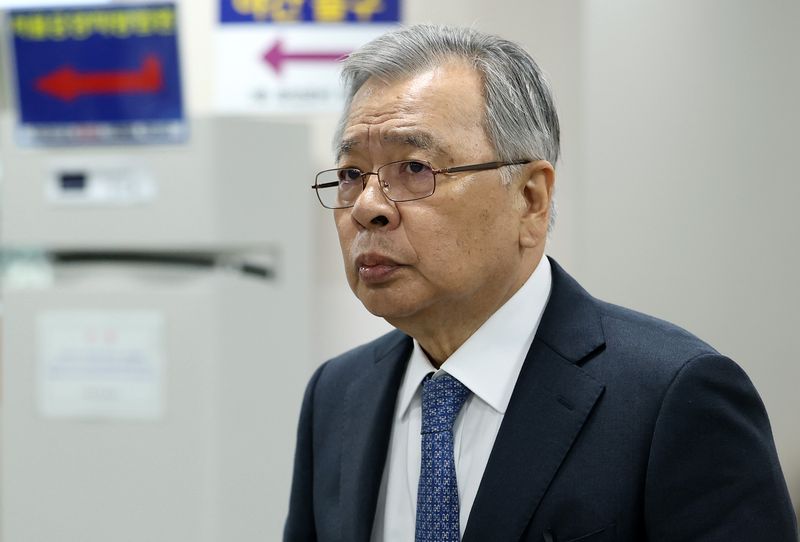 [서울=뉴시스] 이영환 기자 = 대장동 개발 특혜 로비 혐의로 재판에 넘겨진 박영수 전 특별검사가 21일 오전 서울 서초구 서울고법에서 열린 항소심 선고 공판에 출석하고 있다. 2026.10.21. 20hwan@newsis.com
