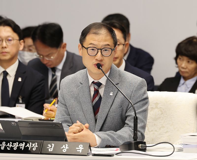 김상욱 울산시장이 21일 울산시청에서 열린 국회 행정안전위원회의 울산시 국정감사에서 의원 질의에 답변하고 있다. 연합뉴스
