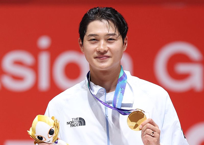 [도코나메(일본)=뉴시스] 황준선 기자 = 23일(현지시간) 일본 아이치현 도코나메시 아이치 스카이 엑스포에서 열린 2026 아이치·나고야 아시안게임 펜싱 사브르 개인전 시상식에서 금메달을 획득한 한국 오상욱이 기뻐하고 있다. 2026.09.23. hwang@newsis.com