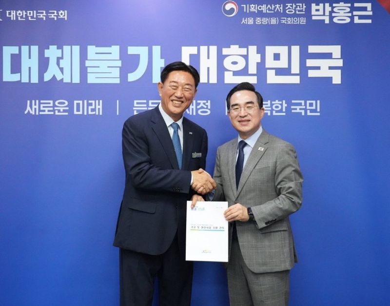 장성군이 오는 2030년까지 '통합바이오가스화시설'을 설치하고, 가축 분뇨·음식물 폐기물·하수 찌꺼기 등 다양한 유기성 폐자원을 안정적으로 처리해 바이오가스를 생산할 계획이다. 사진은 김한종 장성군수(왼쪽)가 지난 9월 박홍근 기획예산처 장관(오른쪽)을 만나 국비 반영을 건의하고 있는 모습. 장성군 제공