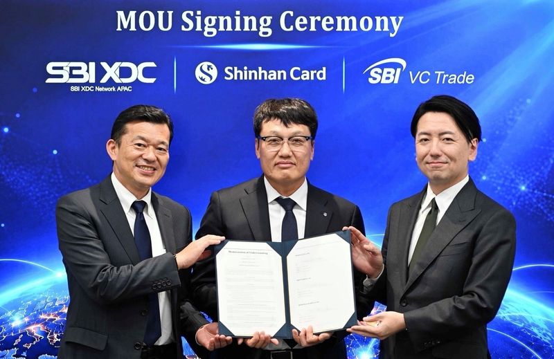 왼쪽부터 요시다 타다시 SBI XDC Network APAC 최고운영책임자(COO), 박창훈 신한카드 사장, 콘도 토모히코 SBI VC Trade 대표가 지난 20일 일본 도쿄 SBI 그룹 본사에서 글로벌 결제 생태계 확장을 위한 업무 협약식 진행 후 기념사진을 촬영하고 있다. 신한카드