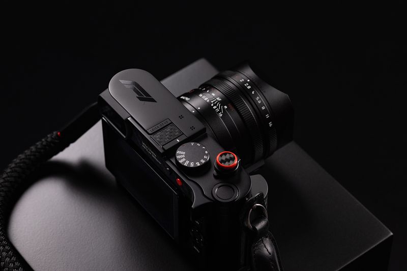 라이카 카메라(Leica Camera)가 모터스포츠 대회 포뮬러 1(Formula 1®)과의 라이선스 파트너십을 통해 '라이카 Q3 43 Formula 1® 에디션(Leica Q3 43 Formula 1® Edition)'을 출시했다. 라이카 카메라 제공