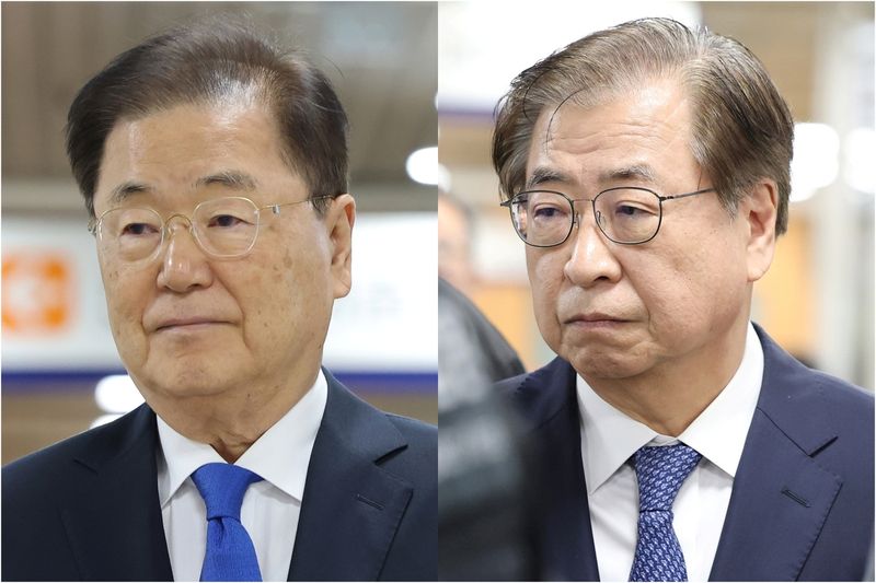 왼쪽부터 정의용 전 국가안보실장, 서훈 전 국가정보원장. 연합뉴스