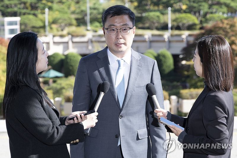 서현욱 부산광역공소청 창원지부 부장검사가 21일 정부과천청사에서 열리는 법무부 징계위원회에 출석하고 있다. 연합뉴스