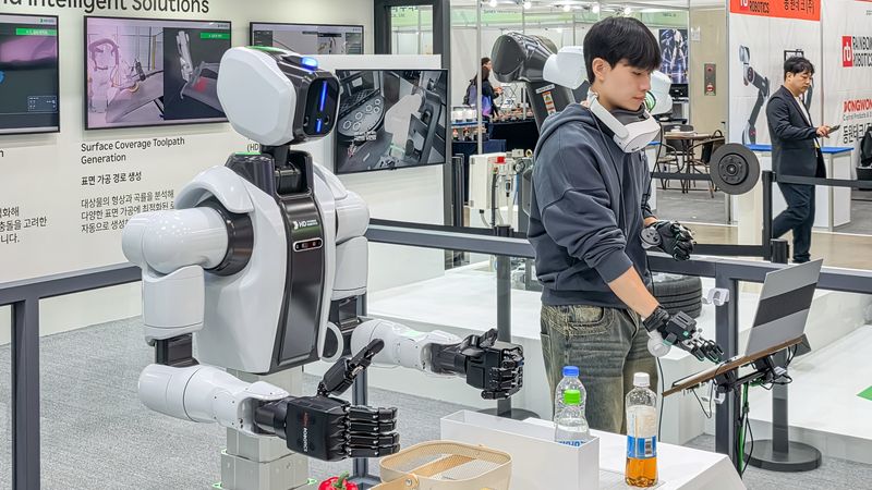대구 엑스코에서 21일 개막한 '2026 미래혁신기술박람회(FIX 2026)'에 마련된 HD현대로보틱스 부스에서 담당자가 지능형 양팔로봇을 시연하고 있다. 한국자동차기자협회 제공