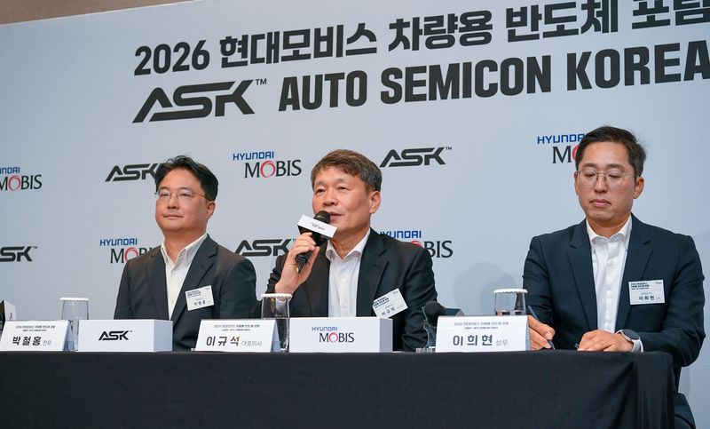 현대모비스가 21일 경기 성남 더블트리 바이 힐튼 서울 판교 호텔에서 제2회 차량용 반도체 포럼 'ASK(Auto Semicon Korea)'가 열린 가운데 이규석 현대모비스 사장(가운데)이 앞서 열린 미디어 간담회에서 ASK 포럼의 취지와 성과를 설명하고 있다. 사진=현대모비스