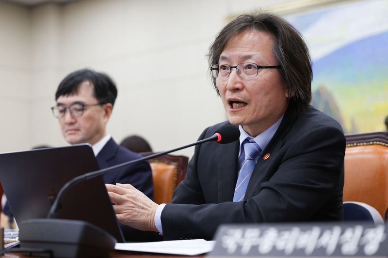 주병기 공정거래위원장이 21일 오후 서울 여의도 국회에서 열린 정무위원회 종합국정감사에서 질의에 답하고 있다. 뉴시스