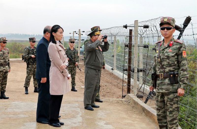 김여정 노동당 총무부장(앞줄 왼쪽 두번째)이 지난 21일 당과 군의 수뇌부들과 함께 북한의 국경 요새화 공사 현장을 찾고 있다. 조선중앙통신/연합뉴스