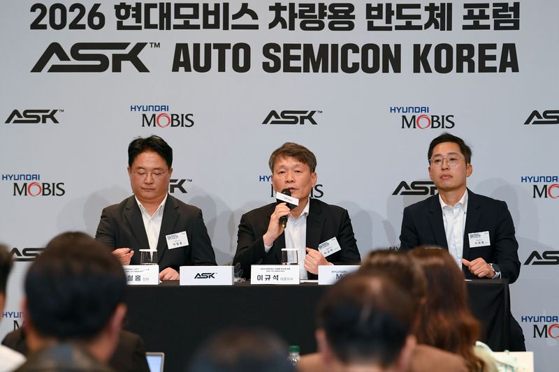 이규석 현대모비스 대표이사 사장이 21일 경기 성남 판교 호텔에서 열린 제2회 현대모비스 차량용 반도체 포럼(ASK) 기자간담회에서 취재진 질의에 답변하고 있다. 현대모비스 제공