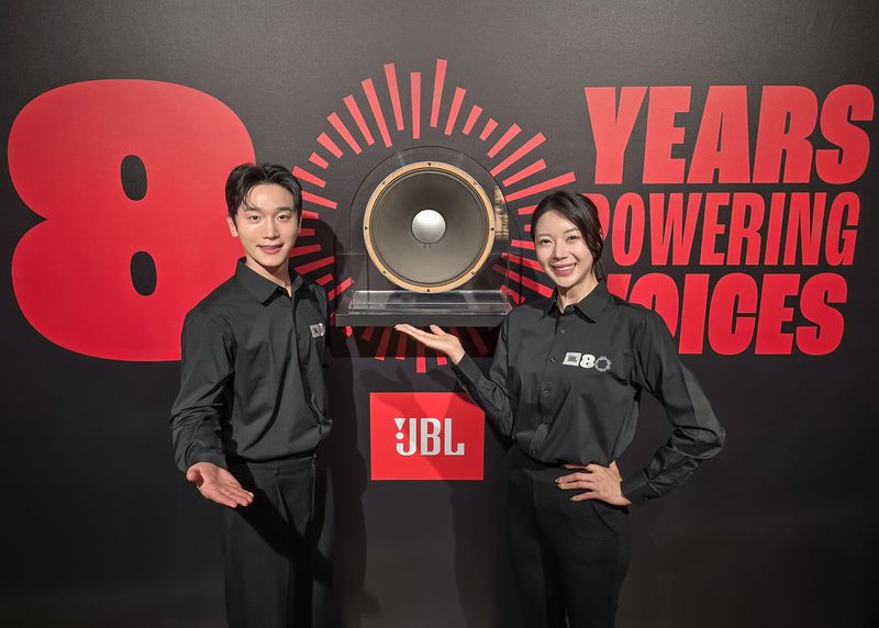 21일 서울 삼성동 프로젝트 스페이스 라인에 위치한 JBL 80주년 및 바워스 앤 월킨스 60주년 특별 전시관에서 JBL 모델이 JBL 80주년 기념 로고를 소개하고 있다. 삼성전자 제공