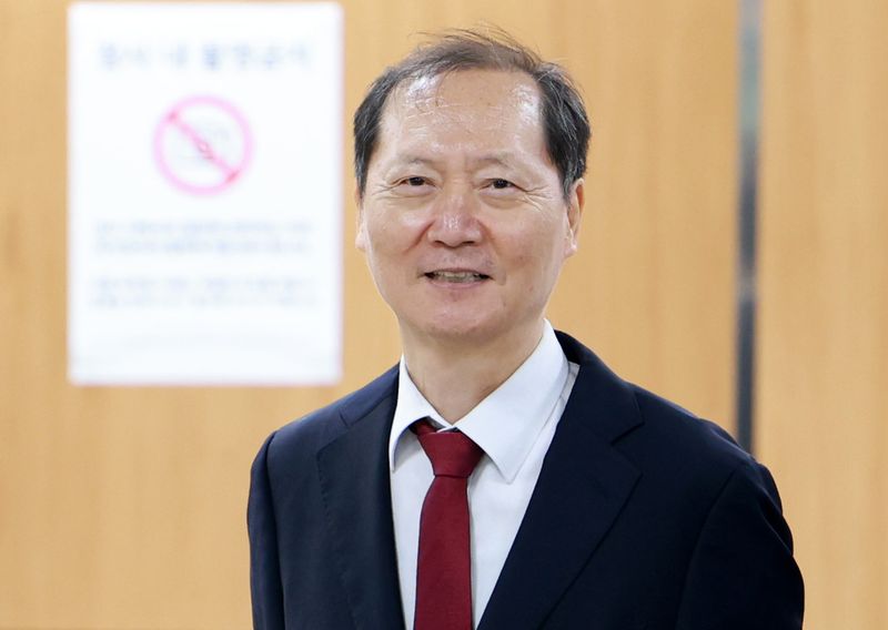 [서울=뉴시스] 이영환 기자 = 서울고법 형사1부(부장판사 윤성식)는 21일 국회증언감정법 위반으로 재판에 넘겨진 이완규 전 법제처장에 대해선 1심의 공소기각 판결을 취소하고 사건을 서울중앙지법으로 환송하기로 했다. 김건희 여사 수사 무마 의혹·안가 회동 위증 혐의로 재판에 넘겨진 이완규 전 법제처장이 21일 오후 서울 서초구 서울고법에서 열린 항소심 선고 공판에 출석하는 모습. 2026.10.21. 20hwan@newsis.com