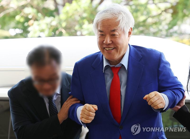 전광훈 사랑제일교회 목사가 21일 서울 마포구 서울서부지방법원에서 열린 '서부지법 난동 배후 의혹' 관련 공판에 부축을 받으며 출석하고 있다. 연합뉴스