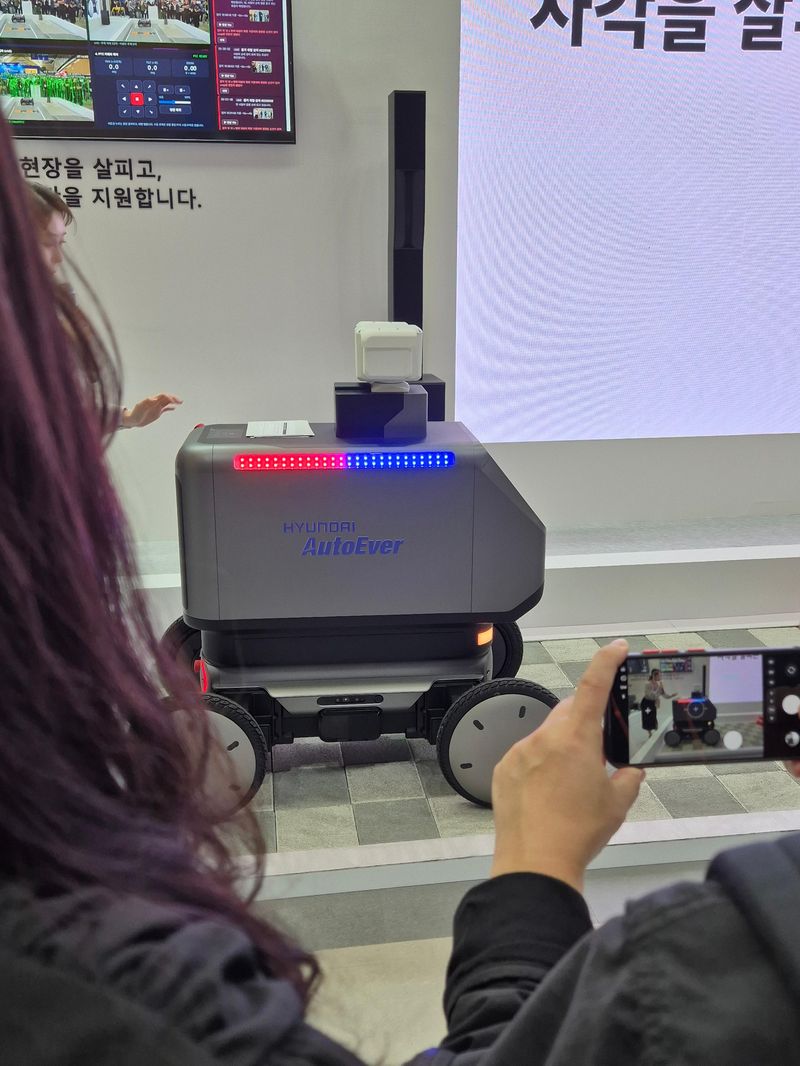21일 인천 송도컨벤시아에서 열린 '2026 국제치안산업대전(KPEX 2026)'에서 현대차그룹 로보틱스랩의 자율주행 순찰로봇 'MobED(모베드)'가 시연되고 있다. 이 로봇은 고정형 폐쇄회로(CC)TV와 순찰 인력이 확인하기 어려운 사각지대를 이동하며 주변 상황을 살피도록 설계됐다.