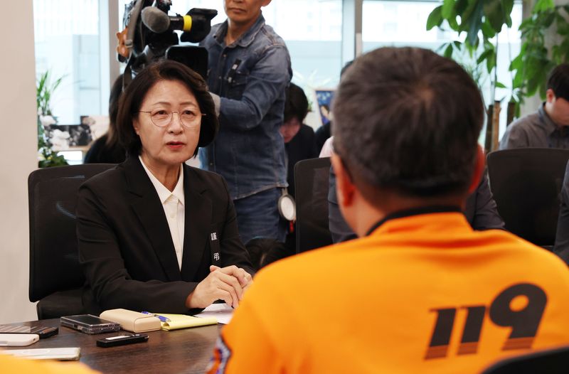 추미애 경기도지사가 지난 20일 경기 수원시 영통구 경기도청 집무실에서 열린 전국공무원노동조합 소방본부 간담회에서 모두발언을 하고 있다. 뉴스1
