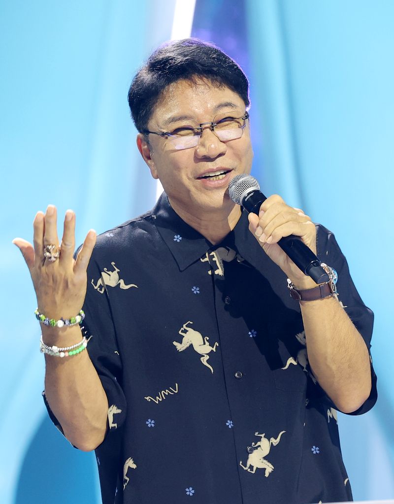이수만 비저너리 리더 겸 키 프로듀서가 12일 경기도 고양시 일산서구 킨텍스에서 열린 데뷔쇼 '웰컴 투 소울라이트 프롬 에이 투 오 소울 에이 투 오 라이트(WELCOME TO SOULITE From A2O SOUL A2O LITE)‘에서 A2O엔터테인먼트의 방향성과 비전, 엔터 테크 기술을 비롯한 주요 시스템과 콘텐츠 전략을 소개하고 있다. /사진=뉴스1