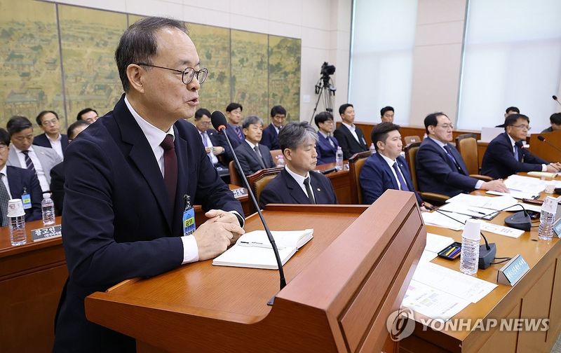 질의 답하는 이용수 대한축구협회 회장 직무대행. 연합뉴스