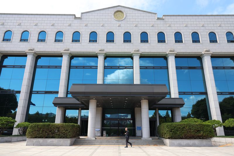 [과천=뉴시스] 고승민 기자 = 중앙선거관리위원회 소속 직원이 조사를 받은 뒤 숨진 채 발견된 사건과 관련, 선관위 특검팀(특별검사 이태한)이 중앙선관위의 공식 입장에 대해 "사실과 다르다"며 반박했다. 사진은 21일 경기 과천 중앙선관위 모습. 2026.10.21. kkssmm99@newsis.com