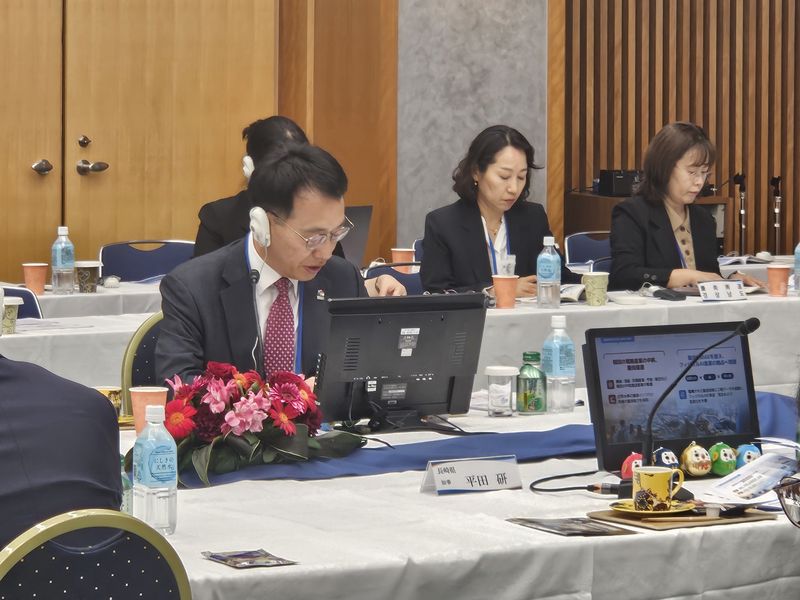 [일본=뉴시스]경남도 최만림 혁신성장부지사가 21일 일본 야마구치현 시모노세키시에서 열린 제34회 한일해협연안 시도현교류 지사회의에 참석해 '머물고 싶고 활력 넘치는 지속 가능한 경남'을 주제로 경남도의 저출산 극복 정책과 지역 활력 제고를 위한 핵심 추진 전략을 소개하고 있다.(사진=경남도 제공) 2026.10.21. photo@newsis.com