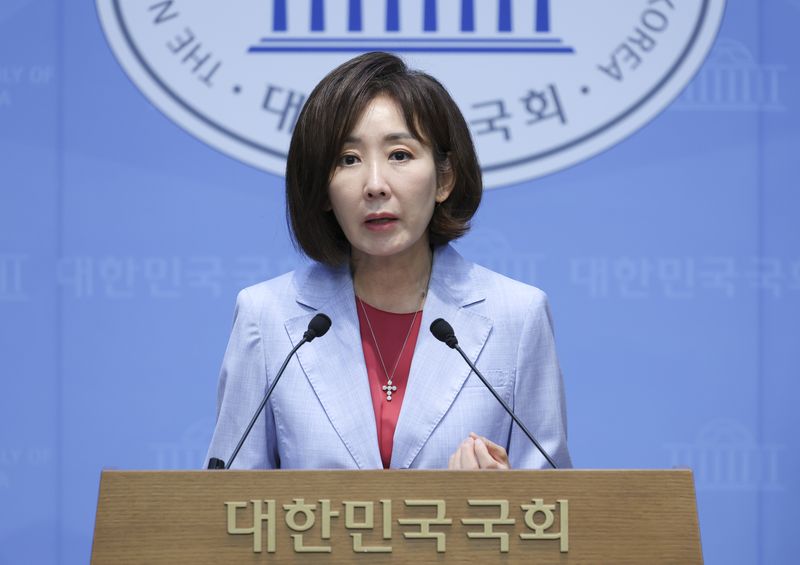 [서울=뉴시스] 김근수 기자 = 나경원 국민의힘 의원이 지난 8월26일 오전 서울 여의도 국회 소통관에서 이재명정부의 용산공원파괴, 청년임대주택 민주당 용산공원특별법 강행처리 반대 기자회견을 하고 있다. 2026.08.26. ks@newsis.com