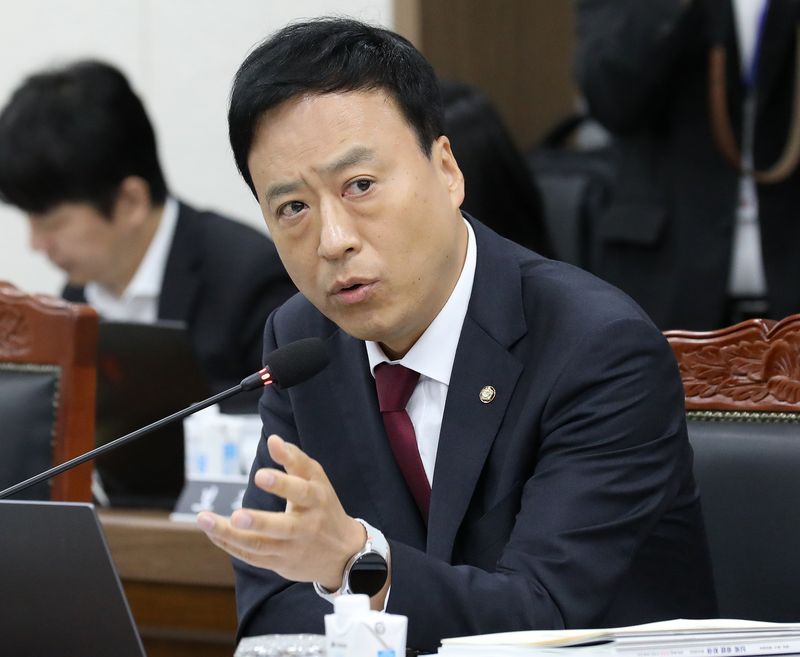 정성국 국민의힘 의원이 20일 부산교육청·울산교육청·경남교육청·대구교육청·경북교육청·강원교육청에 대한 국정감사에서 질의하고 있다. 2026.10.20 ⓒ 뉴스1 윤일지 기자