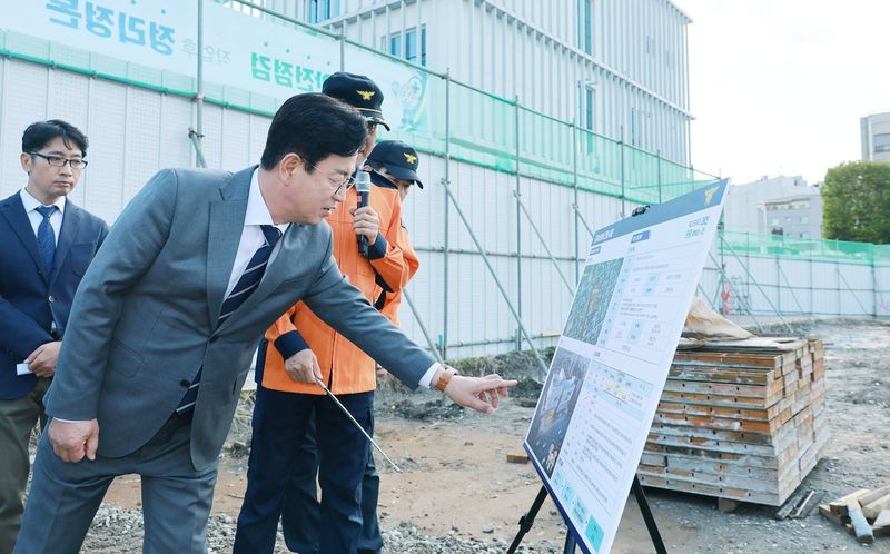 허태정 대전시장이 21일 진행한 민선 9기 두 번째 자치구 '상생공감투어' 일정의 일환으로 대전중부소방서 건립 현장을 찾아 소방 관계자로 부터 공사와 관련한 설명을 듣고 있다. 대전시 제공