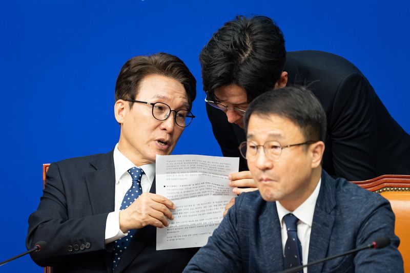 김민석 더불어민주당 대표가 21일 서울 여의도 국회에서 열린 최고위원회의에서 직원과 대화하고 있다. 2026.10.21 ⓒ 뉴스1 유승관 기자