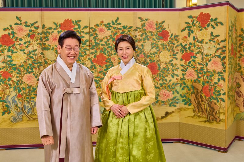 청와대는 이재명 대통령과 김혜경 여사가 한복의 날을 맞아 한복을 입은 모습을 21일 SNS에 공개했다. 이 대통령은 메시지를 통해 "한복의 날을 맞아, 한복에 담긴 우리 문화의 깊이를 되새기고 그 아름다움을 함께 나누는 시간이 되길 바란다"며 "정부 역시 한복의 가치를 널리 알리고, 우리 전통문화가 일상 속에서 자연스럽게 이어지도록 더욱 힘쓰겠다"고 밝혔다. 청와대 제공