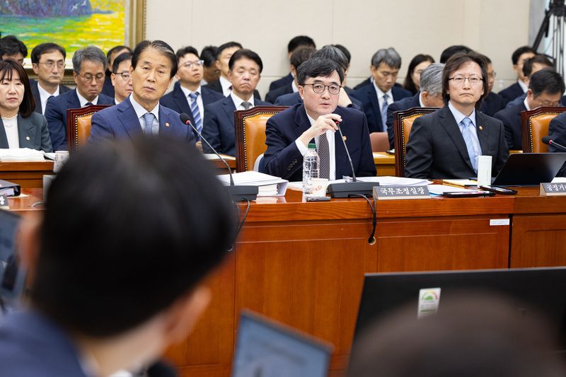 임기근 국무조정실장이 21일 서울 여의도 국회에서 열린 정무위원회의 국가보훈부, 국무조정실 등에 대한 국정감사 종합감사에 출석해 의원 질의에 답하고 있다. 2026.10.21 ⓒ 뉴스1 유승관 기자