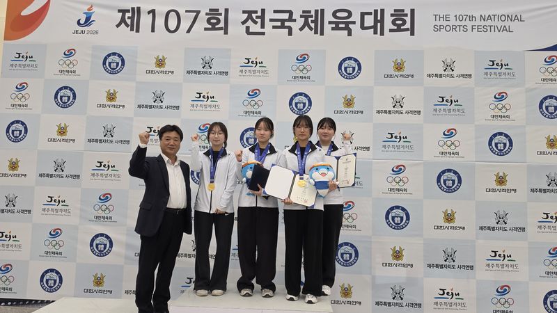 [서산=뉴시스] 지난 19일 제주에서 열린 제107회 전국체육대회에 출전해 메달을 딴 (왼쪽 두 번째부터) 최유리, 김연우, 이시아, 최하린 선수가 메달을 목에 걸고 기념 사진을 찍고 있다. (사진=서산교육지원청 제공) 2026.10.21. photo@newsis.com *재판매 및 DB 금지