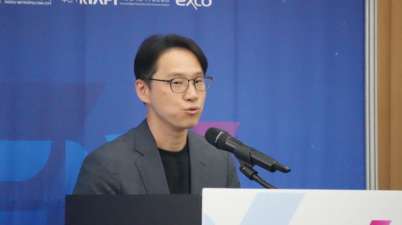 황봉하 현대차 상용&LCV사업전략팀 팀장이 21일 한국자동차기자협회와 지능형자동차부품진흥원(KIAPI)이 개최한 심포지엄에서 발표를 하고 있다. 한국자동차기자협회 제공