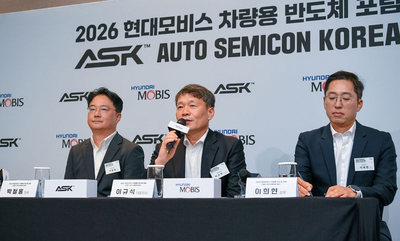 21일 열린 제2회 차량용 반도체 포럼 'ASK'에서 이규석 현대모비스 사장(가운데)이 미디어 간담회에서 ASK 포럼의 취지와 성과를 설명하고 있다. 현대모비스 제공