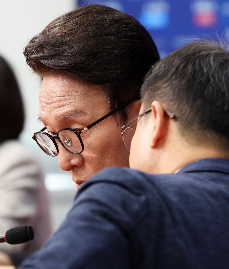 김민석 더불어민주당 대표(왼쪽)가 21일 국회에서 열린 최고위원회의에서 한병도 원내대표와 대화를 하고 있다.뉴시스