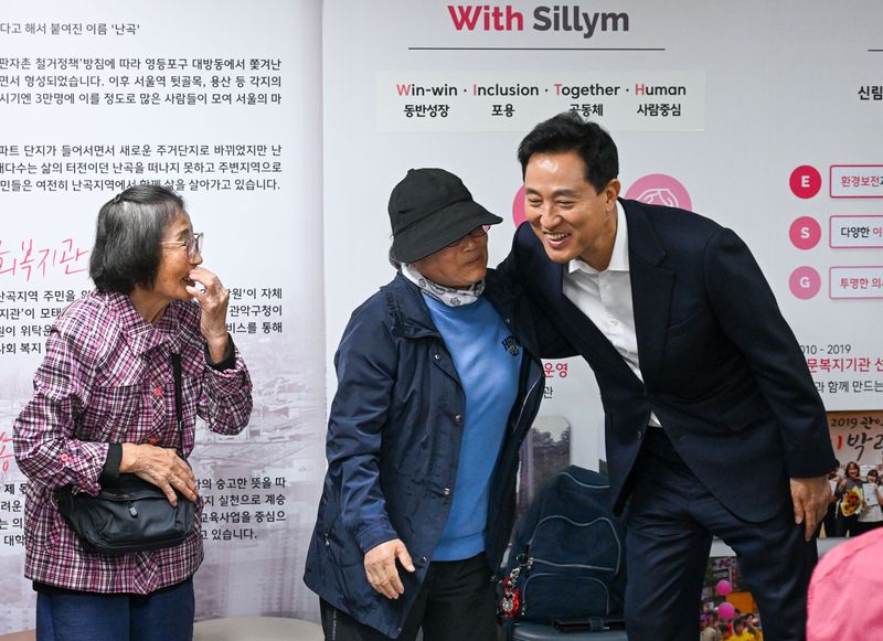 오세훈 서울시장(맨 오른쪽)이 21일 서울 관악구 관악건강돌봄이음센터에서 열린 서울시 통합돌봄 관계자 현장 간담회에 앞서 시설 이용 어르신과 인사를 나누고 있다. 뉴스1
