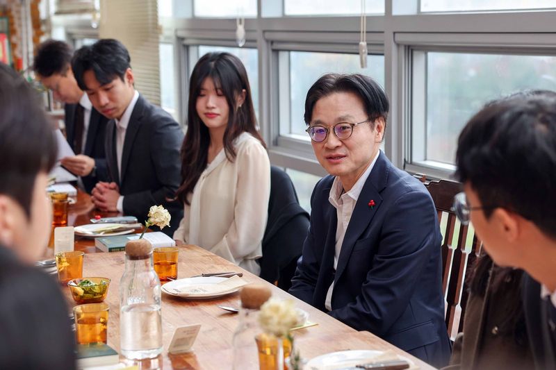 김정관 산업통상부 장관(오른쪽 두번째)이 지난해 11월 신임 사무관들과 오찬간담회를 갖고 있다. 산업통상부 제공