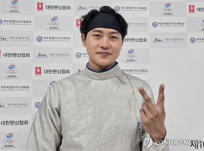 연합뉴스와 만나 포즈 취하는 오상욱 (출처=연합뉴스)