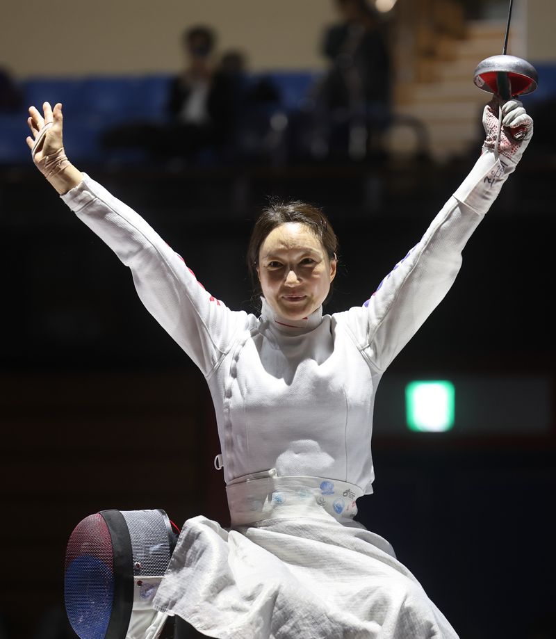 21일 일본 나고야시 이나에 스포츠센터에서 열린 2026 아이치·나고야 장애인아시아경기대회 펜싱 여자 에페 B 개인전 결승. 한국 조은혜가 승리한 뒤 기뻐하고 있다. /사진=연합뉴스