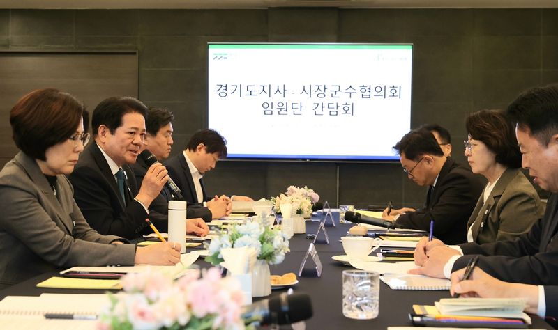 [안양=뉴시스] 경기도시장군수협의회가 21일 전반기 임원단 회의를 열고 경기도의 재정 운용 방향 등에 대해 논의하고 있다. (사진=안양시 제공).2026.10.21.photo@newsis.com
