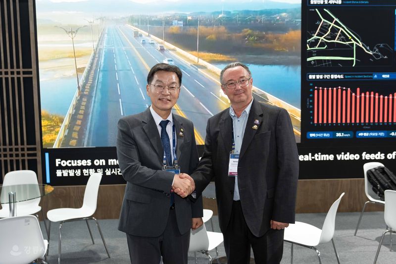 김중남 강릉시장(사진 왼쪽)이 21일 2026 강릉 지능형교통체계 세계총회장에서 영국 교통부 대런 과장과 만나 악수하고 있다. 이날 강릉시는 대륙별 대표단과 잇따라 면담하며 글로벌 협력을 다졌다. 강릉시 제공
