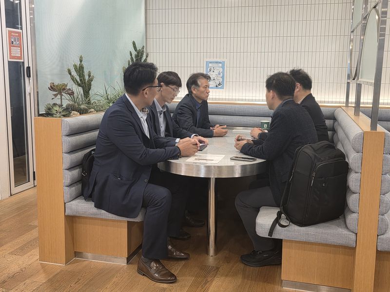 신원철 강원도 경제부지사가 21일 한국개발연구원 공공투자관리센터를 찾아 관계자들과 면담하며 포천~철원 고속도로 건설사업의 예비타당성조사 반영을 요청하고 있다. 강원도 제공